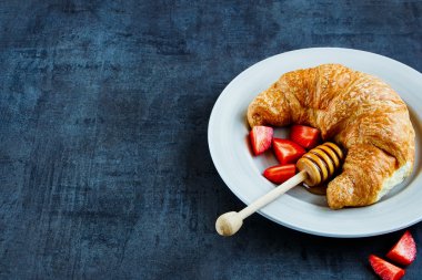 Kahvaltı için taze kruvasan