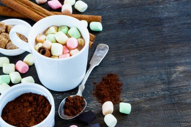 Bir fincan sıcak çikolata.