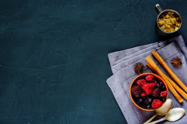 Kahverengi şeker ile Dondurulmuş çilek