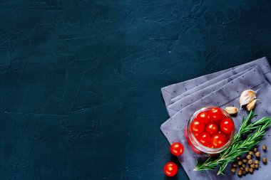 Kırmızı domates taze malzemelerle