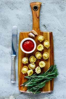 Ev yapımı ham İtalyan tortellini