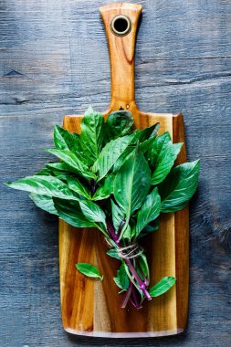 fesleğen ahşap zemin üzerinde