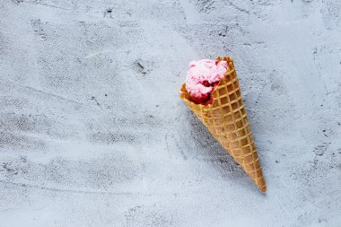 Çilekli dondurma.