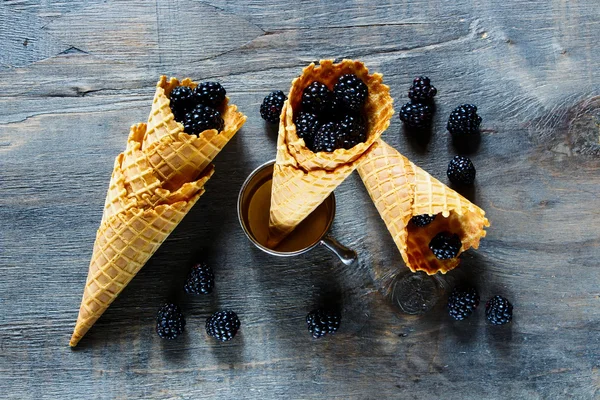 Bagas em cones de waffle — Fotografia de Stock