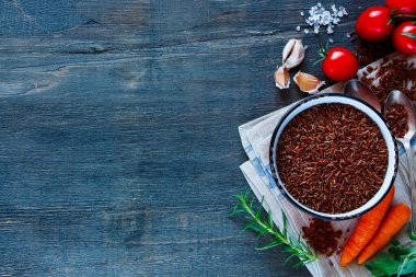 Kırmızı pirinç ve sebze