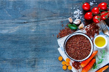 Kırmızı pirinç ve sebze