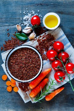 Kırmızı pirinç ve sebze