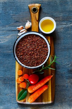 Kırmızı pirinç ve sebze