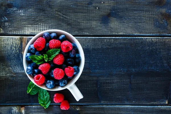 Blueberries and raspberries — Stock Photo, Image