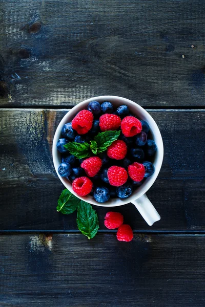 Blueberries and raspberries — Stock Photo, Image