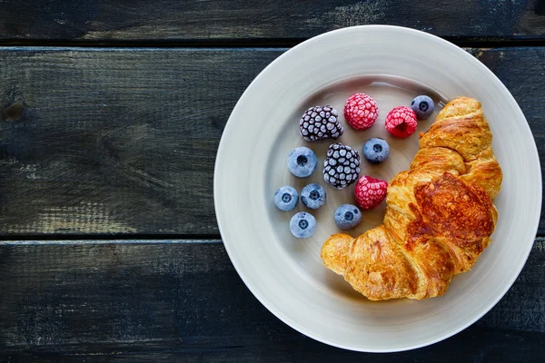 Croissant und Beeren — Stockfoto