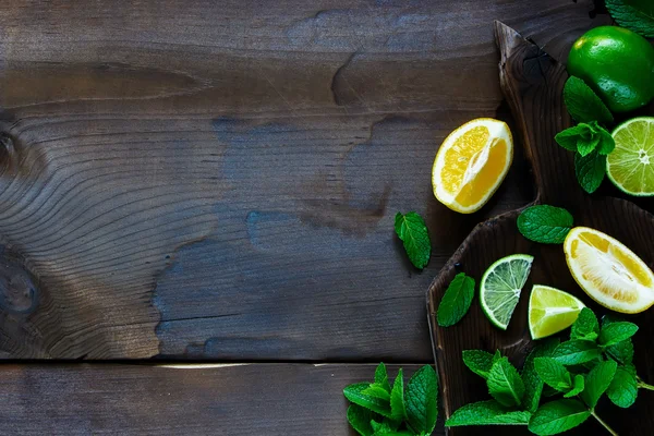 Lime, lemons with mint — Stock Photo, Image