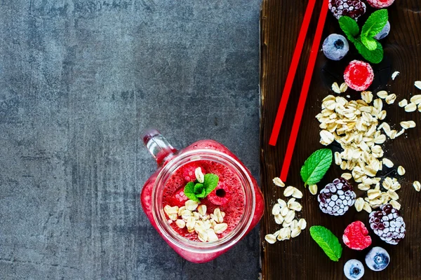 Smoothie und Zutaten — Stockfoto