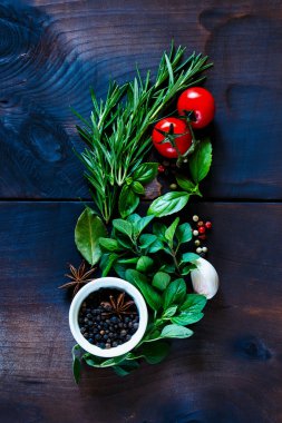 Otlar baharat ve sebzeler ile