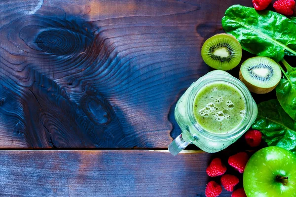 健康的な緑のスムージー — ストック写真