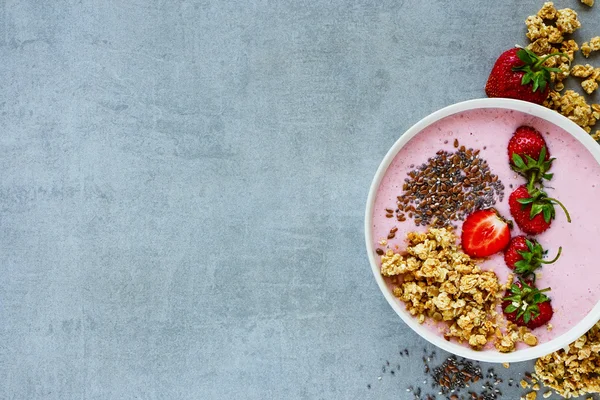 Tazón de batido de fresa —  Fotos de Stock