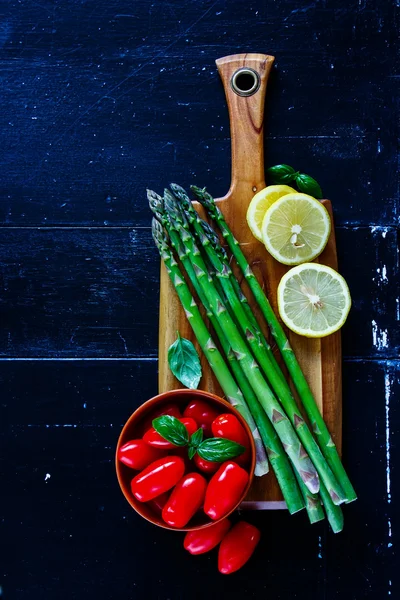 Preparação de espargos verdes — Fotografia de Stock