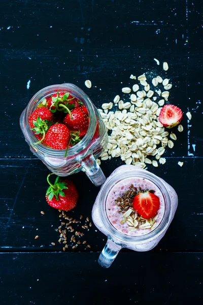 Batido de fresa roja —  Fotos de Stock