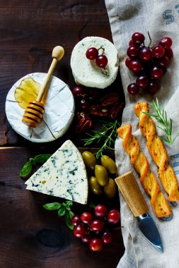farklı peynir çeşitleri.