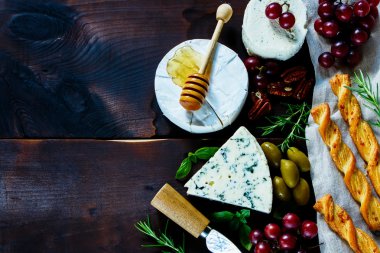 farklı peynir çeşitleri.