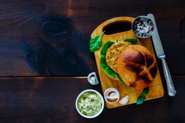 Balık ve yengeç burger