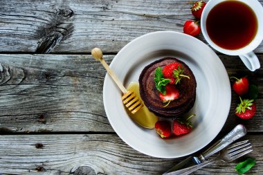 Çikolatalı krep çilek ile