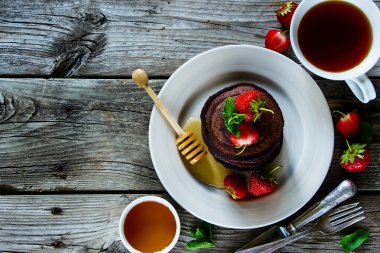 Çikolatalı krep çilek ile