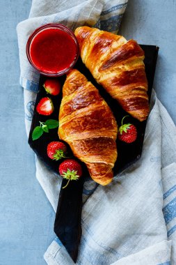 Taze pişmiş kruvasan.