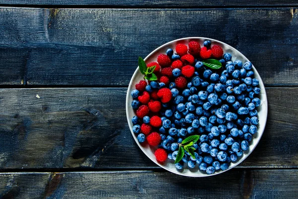 Fresh raspberries and blueberries — Stock Photo, Image