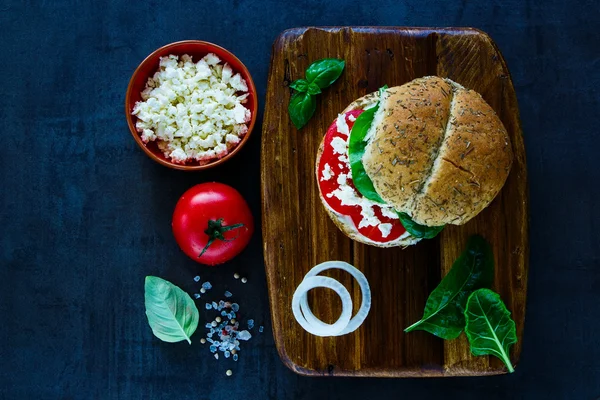 Sandwich vegetarian cu brânză feta — Fotografie, imagine de stoc