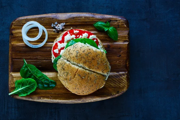 Sandwich vegetarian cu brânză feta — Fotografie, imagine de stoc