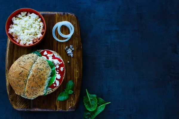 Vegetarisches Sandwich mit Feta-Käse — Stockfoto