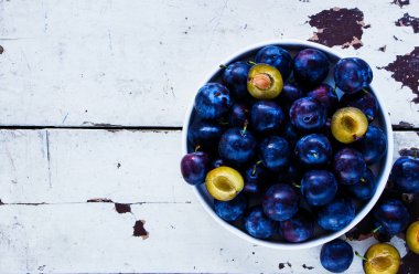 Bütün ve dilimlenmiş Erik