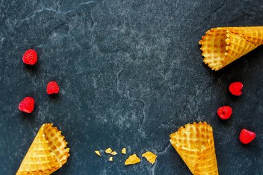 Waffle konileri ve taze ahududular. Sağlıklı yaz meyveli dondurma.