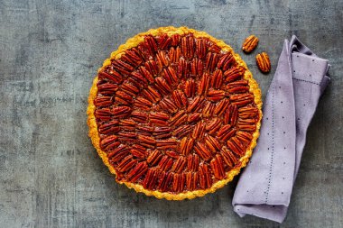 Karanlık yüzeyde lezzetli cevizli tart.