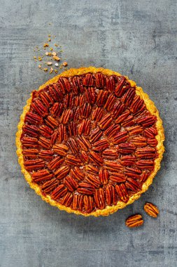 Koyu yüzeyde fındıklı tart