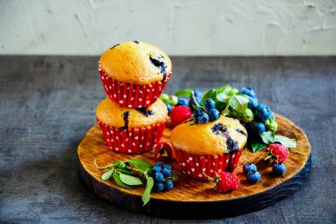 Taze ahududu ve yabanmersinli yaban mersinli çörekler.