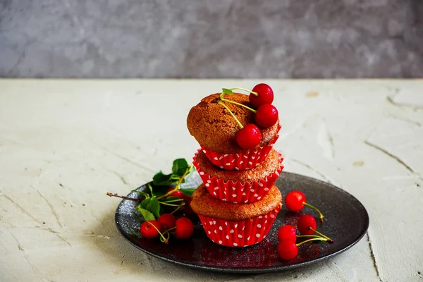 Muffins Faits Maison Avec Cerise Fraîche Sur Assiette — Photo