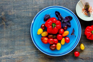 Tahta masada salata yapmak için gerekli malzemeler.