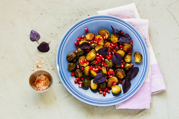 Deliciosa Ensalada Coles Bruselas Con Semillas Granada — Foto de Stock