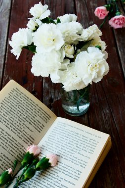 kitap ve çiçekler