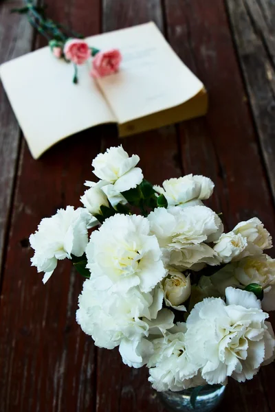 Books and flowers — Stock Photo, Image