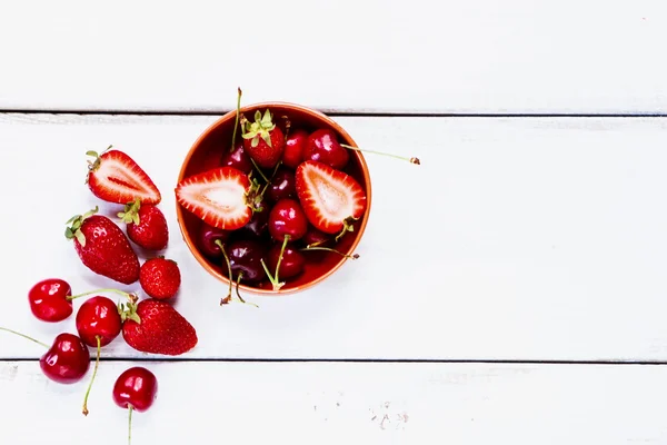 Strawberries and cherries — Stock Photo, Image