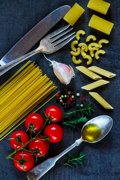 Spaghetti and tomatoes with herbs — Stock Photo, Image