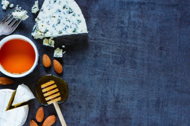 Taş zemin üzerine peynir