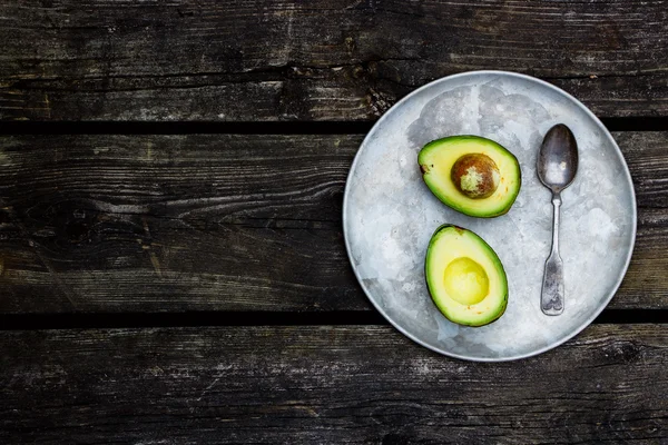 Avocado op hout — Stockfoto