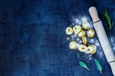 Ev yapımı ham Tortellini