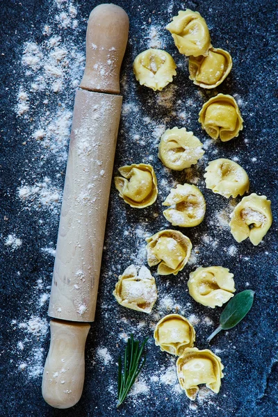 Tortellini crudo casero — Foto de Stock