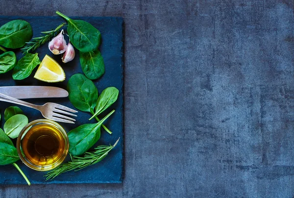 spinach leaves and olive oil