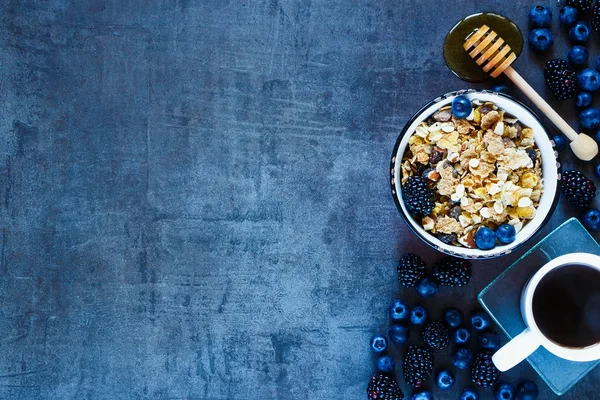 Delicious breakfast with berries — Stockfoto